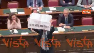 Protesta opposizione con cartelli in Aula, Commessi Camera costretti a ritirarli in più volte