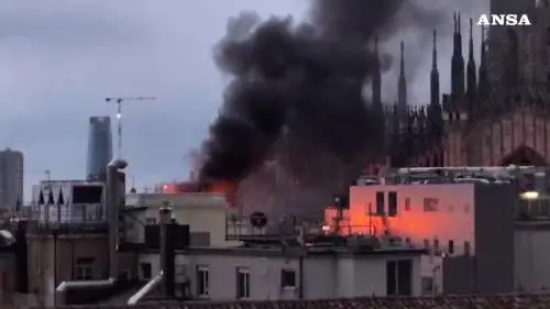 Incendio in un palazzo vicino alla Rinascente a Milano: vigili sul posto 
