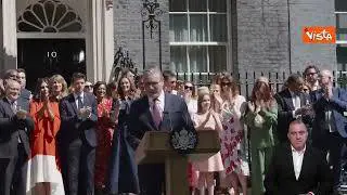 Standing ovation all'arrivo di Keir Starmer alla sua ultima conferenza stampa da Primo ministro