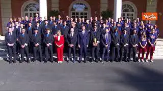 Sanchez riceve Nazionale spagnola a Palazzo della Moncloa, la foto di gruppo con la Coppa del Mondo