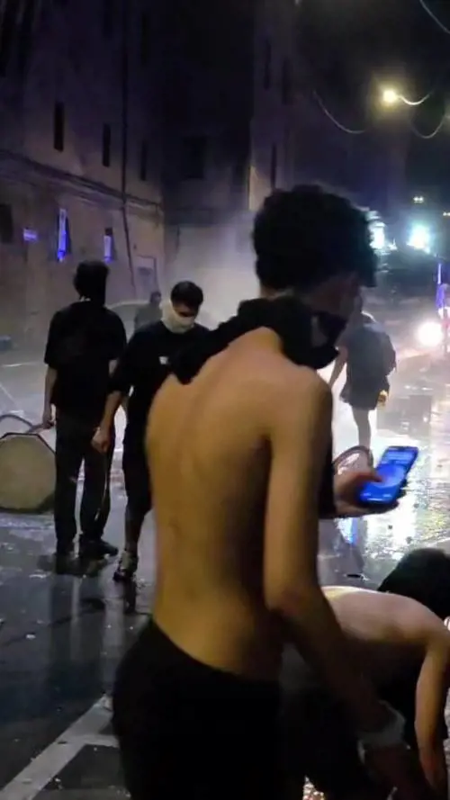 Caos per le strade, auto bruciate e più di 50 feriti tra le forze dell'ordine: ecco il video 