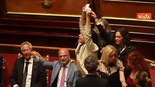 M5s occupa banchi Aula Senato per caso Delmastro, esposti i cartelli "Fuori le chat"