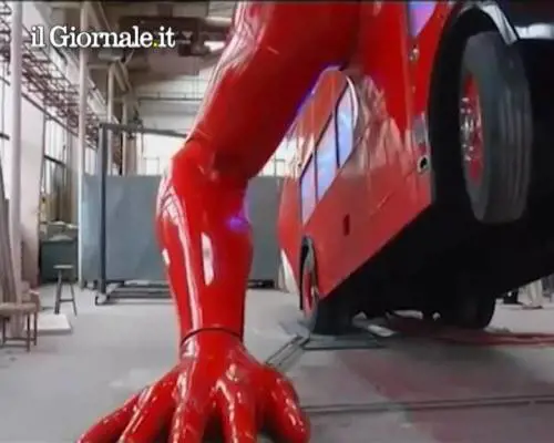 Londra 2012, anche l'autobus fa le flessioni