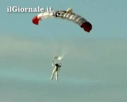 Il lancio col paracadute da 29mila metri