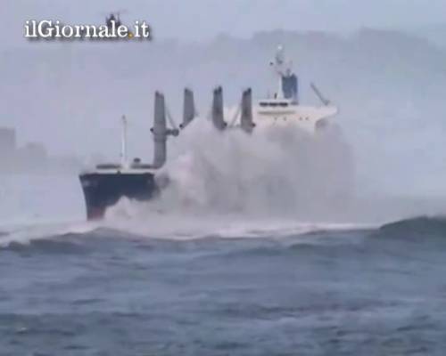 Cile, naufraga un cargo lungo 300 metri