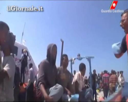 Lampedusa, sbarcano quasi 400 migranti