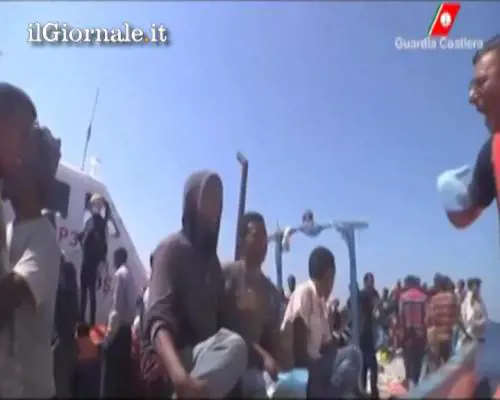 Lampedusa, sbarcano quasi 400 migranti