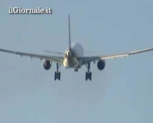 Volo Alitalia da Boston dirottato su New York per un guasto al carrello