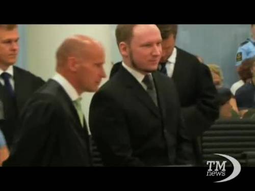 Il sorriso beffardo di Breivik in attesa della sentenza