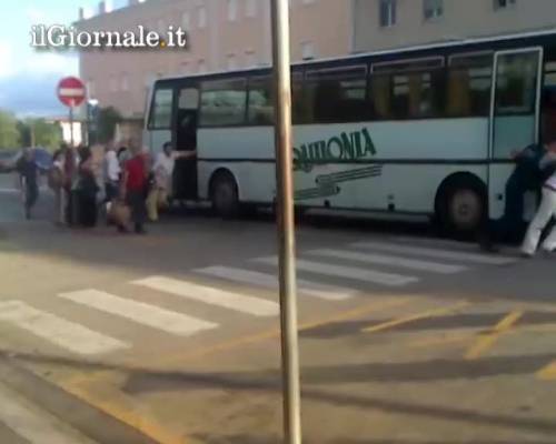 Calabria, passeggeri spingono l'autobus