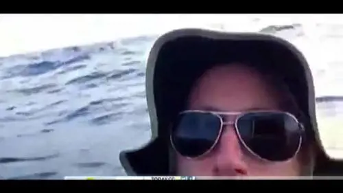 Mentre aspettano i soccorsi in mare si filmano con l'iPad