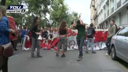 VIDEO Scuola: studenti in piazza a Milano