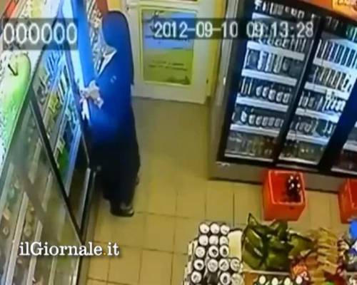 VIDEO Suora ruba in un supermercato