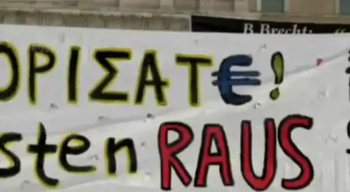 VIDEO La Merkel in Grecia tra svastiche e slogan anti-nazisti