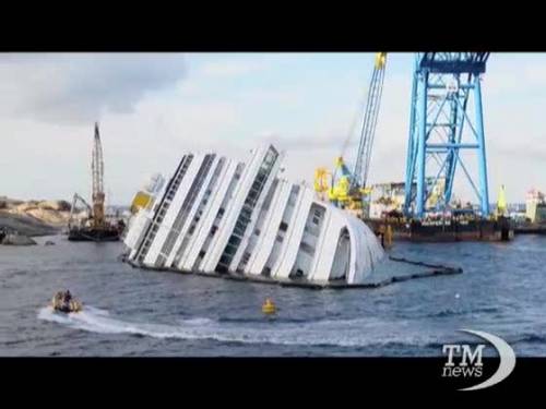 Costa Concordia: parte il processo e la nave è ancora lì