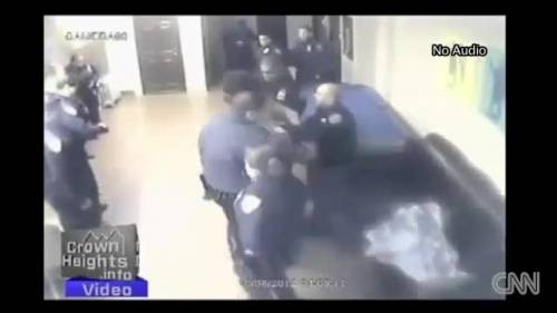 VIDEO choc: due agenti picchiano un senzatetto