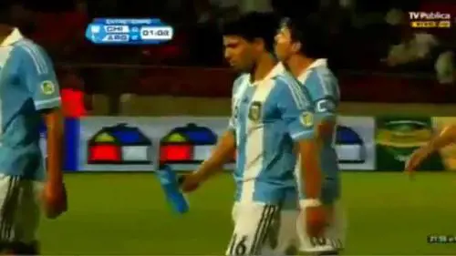 Il guardalinee tifoso e la foto ricordo con Messi