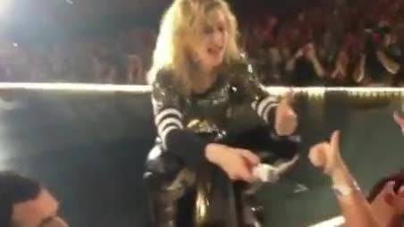 Madonna: capitombolo sul palco a Dallas