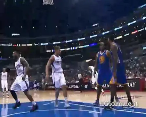 Il cestista Blake Griffin dà spettacolo