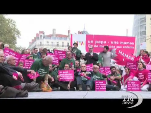 Francia: flash mob contro i genitori gay