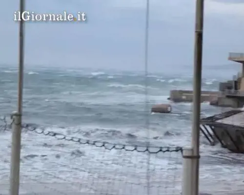 Un traghetto sbatte contro gli scogli