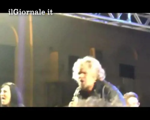 A Caltanissetta Grillo insulta D'Alema