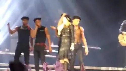 Madonna: "Votate per Obama" Ma il pubblico la fischia