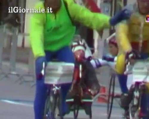 L'impresa di Zanardi: si ferma e aiuta un compagno in difficoltà
