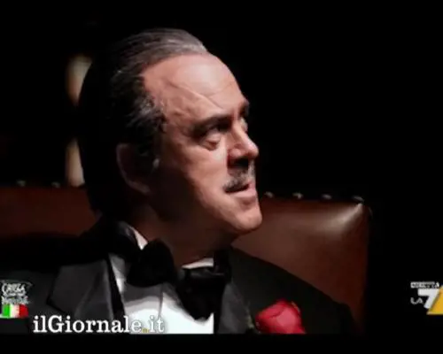 Crozza "Padrino" ride di Beppe Grillo e dei suoi "seguaci"