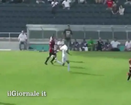 Il peggior gol della storia: sbaglia a porta vuota