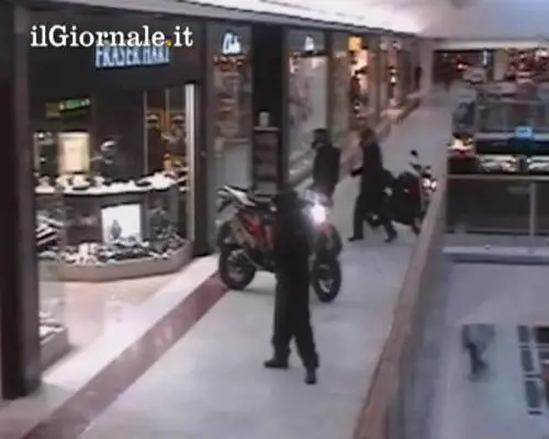 Londra, assalto nel centro commerciale