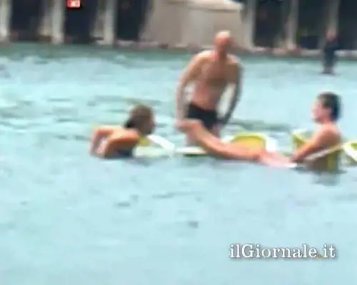 Venezia, i turisti nuotano 