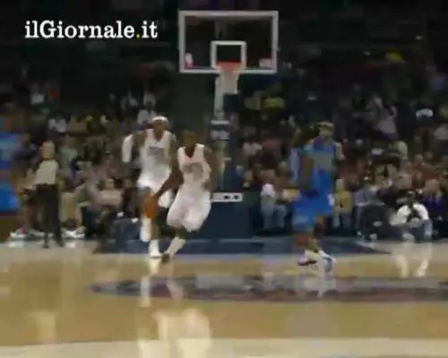 Scalzo, vola a canestro