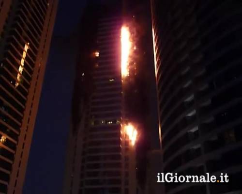 Dubai: grattacielo in fiamme