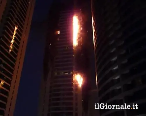Dubai: grattacielo in fiamme