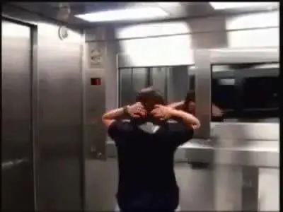 Una bambina fantasma in ascensore