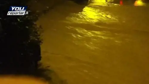 Il torrente invade le strade