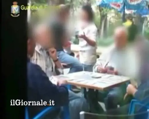 Un "cieco totale" gioca a carte