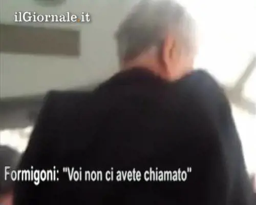 Formigoni perde l'imbarco (e le staffe)