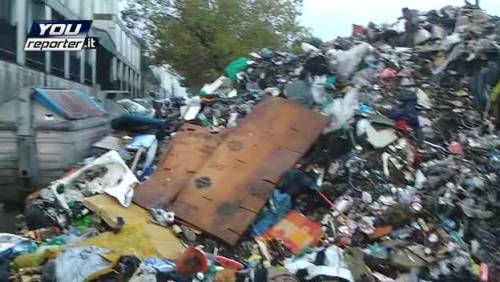 Un muro di spazzatura a Napoli