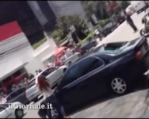 Il marito la tradisce e lei gli distrugge l'auto