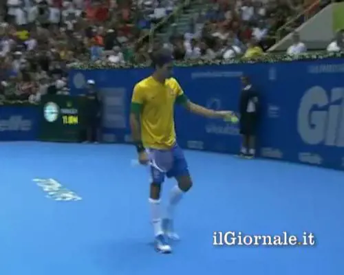 Federer gioca a calcio-tennis