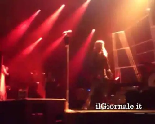 Interrompre il concerto per sedare una rissa