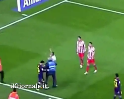 Il tifoso che abbraccia Messi durante la partita