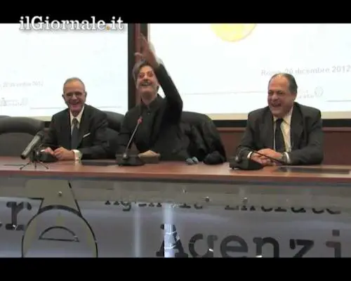 Lo show di Fiorello all'Agenzia delle Entrate