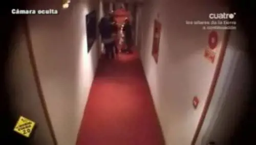 Candid Camera spagnola: una bambina "inquietante" in corridoio