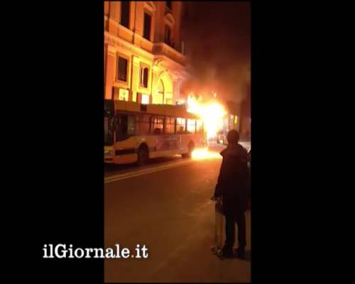 Bus in fiamme, paura a Milano