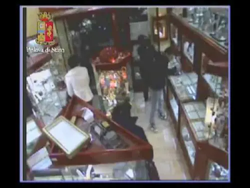 Rapina in gioielleria: banditi spaccano tutto, dieci arrestati