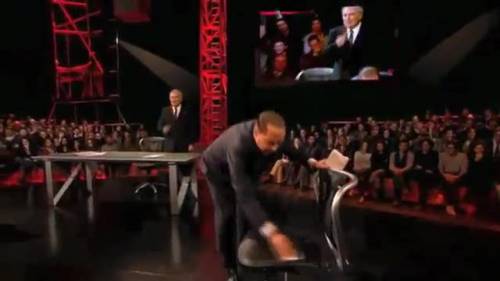 Berlusconi pulisce la sedia su cui si è seduto Travaglio