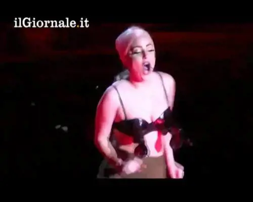 Lady Gaga e il reggiseno-fucile
